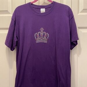 Gildan Purple Tee Shirt Ultra Cotton Size Large Red Hat Queen